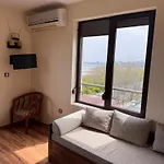 Апартамент Sea View Escape *